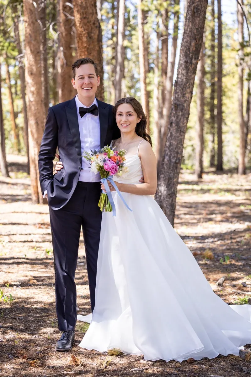 新郎穿著深藍色訂造禮服出席婚禮