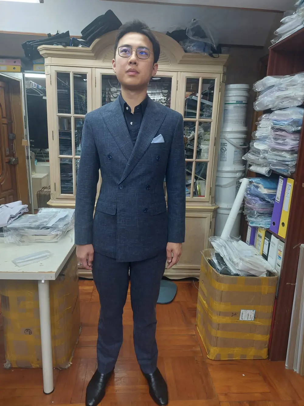 客人在尖沙咀店內試穿深藍色雙排扣訂造西裝